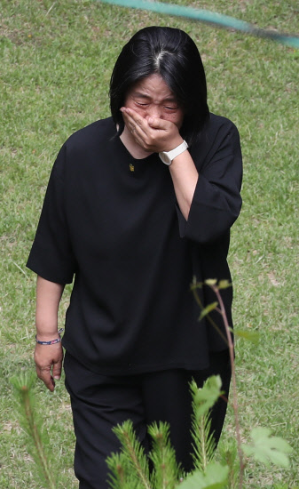 윤미향 민주당 의원이 7일 서울 마포구 연남동 '평화의 우리집'에서 눈물을 흘리며 관계자들을 맞고 있다. 연합뉴스